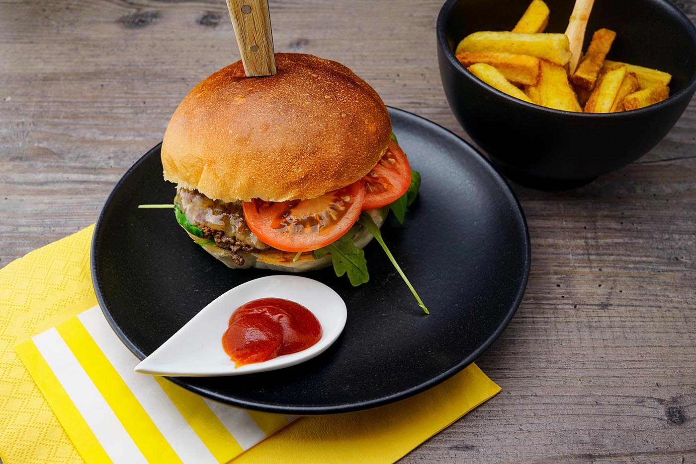 Un burger avec des frites