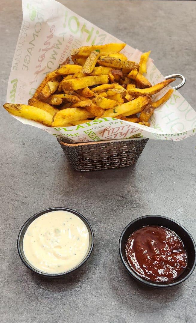 Nos frites accompagnées de sauce maison